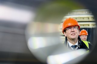 Pour Albert Rösti, il vaut mieux que la Suisse investisse de l'argent dans sa propre production d'électricité que de financer des centrales atomiques en France (archives). KEYSTONE/JEAN-CHRISTOPHE BOTT